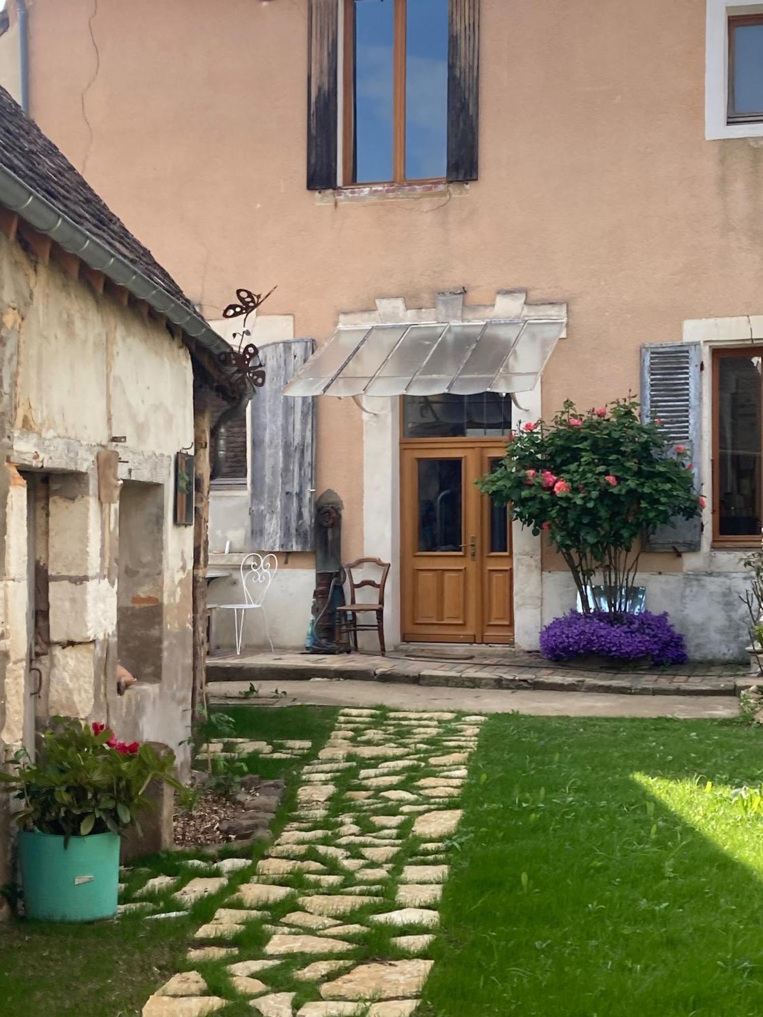 Sur Les Ailes Du Papillon-La Suite Saint-Sauveur-en-Puisaye Exterior foto